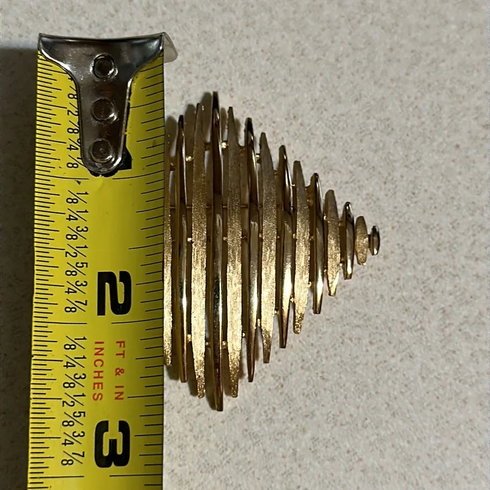 Vintage Trifari crown gold tone brushed and polished broach (646)